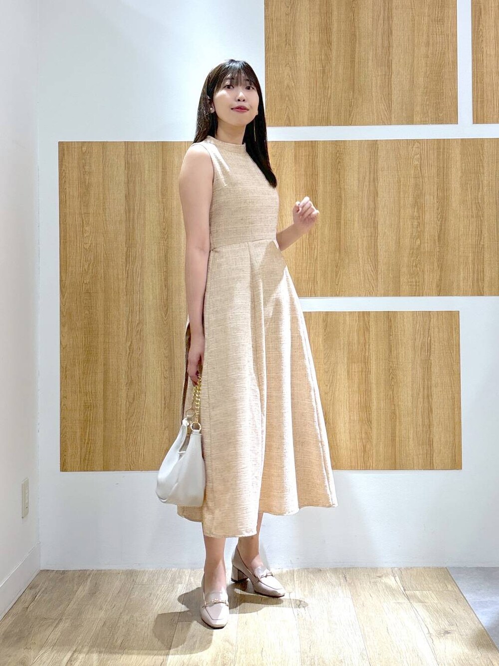 ビスチェノースリーブワンピース137198を使った人気ファッション