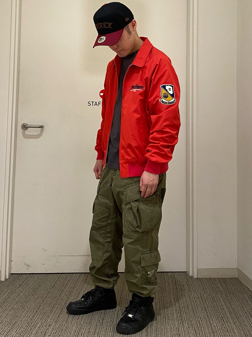 「ミリタリー、カジュアル、キャップ、ストリート、AVIREX、カーゴパンツ、ootd、春コーデ、スイングトップ、メンズファッション」｜「AVIREXの×NEW ERA 9フォーティー Aフレーム ロゴキャップ アジャスタブル/9 FORTY A-FRAME LOGO CAP（キャップ、レッド系）」を使った、hryk1998さん（メンズ・167cm）の春コーディネートの1枚目の写真
