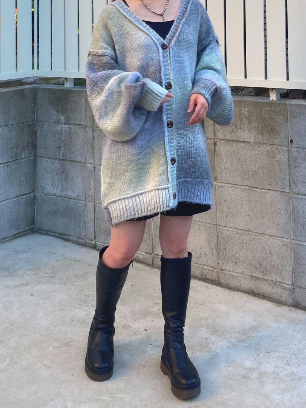 「秋コーデ、オトナ女子、秋服、カジュアル、冬コーデ、ニット、カーディガン、ロングカーディガン、ロングブーツ」｜「Kastaneのメランジ起毛ニットカーデ（カーディガン/ボレロ、ブルー系）」を使った、risaさん（レディース・159cm）の秋コーディネートの1枚目の写真