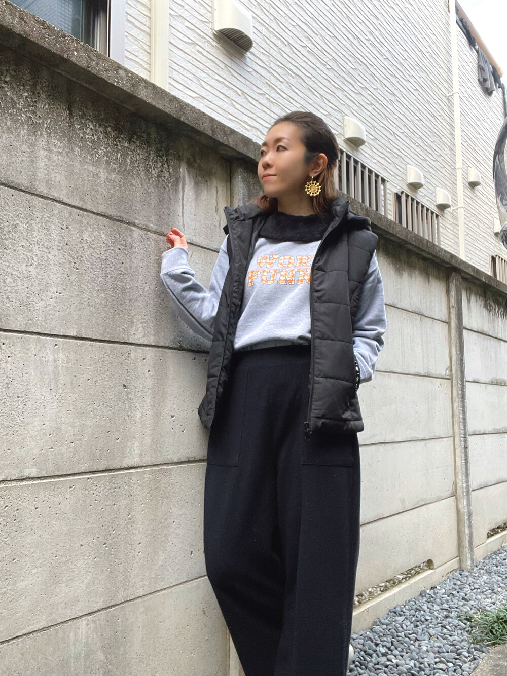「カジュアルコーデ、ラクチンコーデ、楽ちんスタイル、ダウンベスト、スウェット、スウェットコーデ、付け襟、ストリート、ストリートコーデ、ストリートMIX」｜「salon de pixie heartのアイテム（ダウンベスト、ブラック系）」を使った、Satokoさん（レディース・159cm）の冬コーディネートの1枚目の写真
