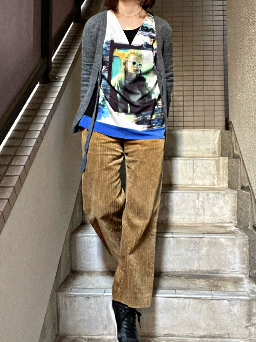 「古着MIX、古着コーデ、古着好きな人と繋がりたい、コーデュロイパンツ、マスタードイエロー、マスタード、グラフィックＴ、古着女子、パンツスタイル、ゆるコーデ、カジュアル」｜「COMME CA ISMのアイテム（カーディガン/ボレロ、グレー系）」を使った、Satokoさん（レディース・159cm）の冬コーディネートの1枚目の写真