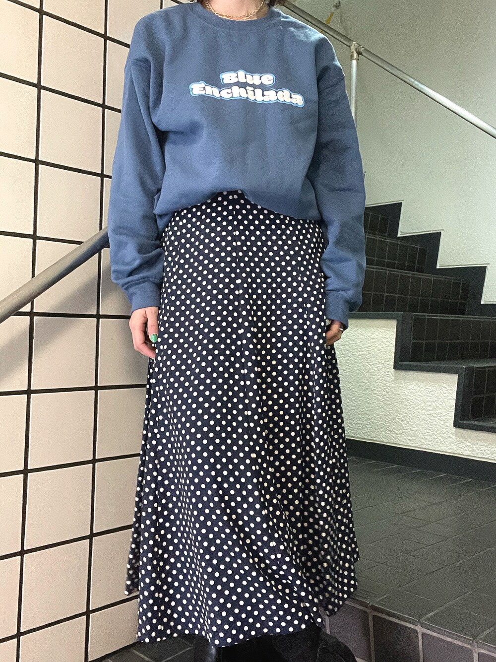 「休日コーデ、スウェット、水玉、水玉スカート、ドット柄、ロングスカート、古着MIX、古着、古着好きな人と繋がりたい」｜「ブルーエンチラーダのアイテム（スウェット、ブルー系）」を使った、Satokoさん（レディース・159cm）の冬コーディネートの1枚目の写真
