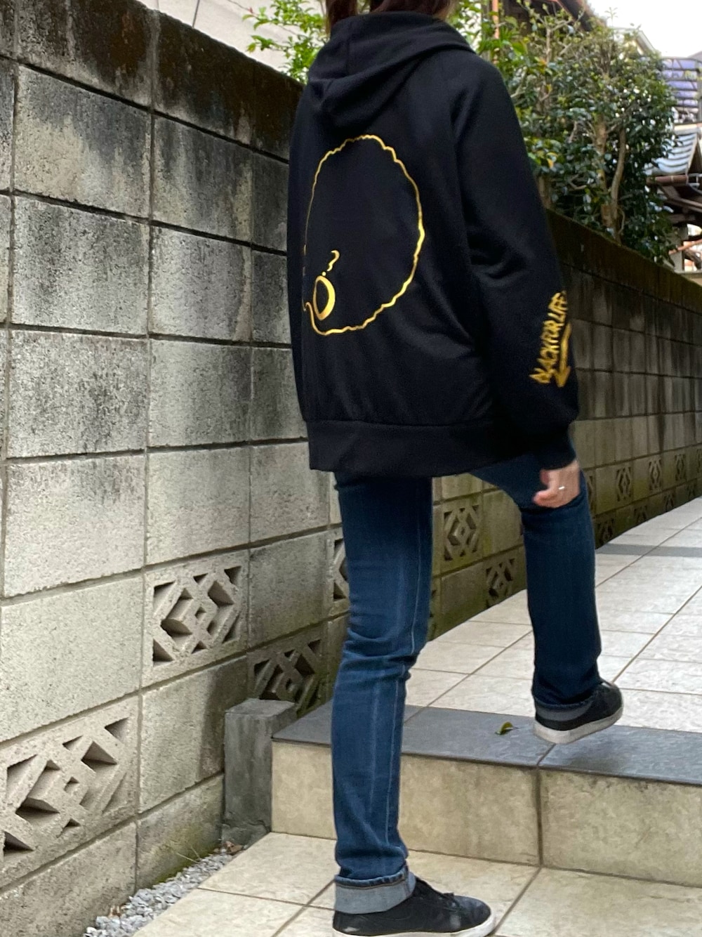 「カジュアルコーデ、シンプルコーデ、春服コーデ、ストリート、ストリートコーデ、ユニクロデニム、ユニクロコーデ」｜「babyShoopのアイテム（パーカー、ブラック系）」を使った、Satokoさん（レディース・159cm）の春コーディネートの1枚目の写真