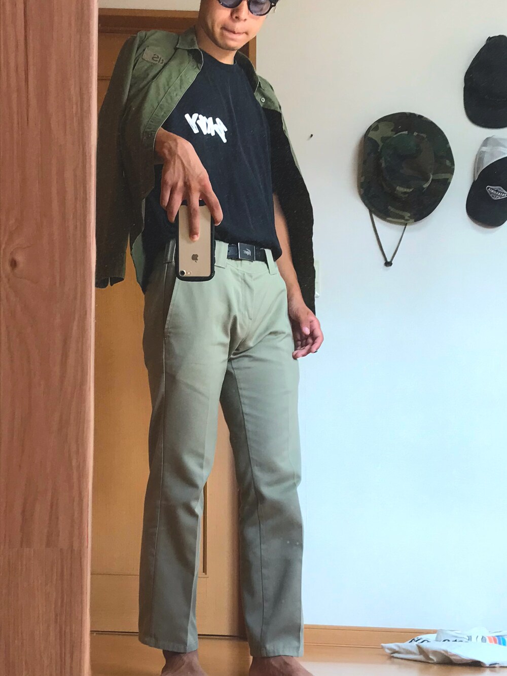 「秋のコーデ、アウトドアスタイル、モスコット、古着、古着MIX、チノパン、緑、シャツイン」｜「DickiesのDickies◆874ワークパンツ/チノパンツ/カラーパンツ（チノパンツ、ホワイト系）」を使った、nachos0さん（メンズ・173cm）の秋コーディネートの1枚目の写真