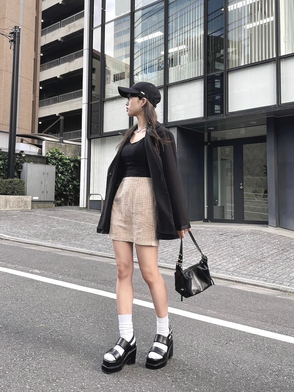 「ENVYM、ENVYMコーデ、春、大人カジュアル、オフィスカジュアル、ツイード、ツイードスカート、キャップ女子、お洒落さんとつながりたい、おでかけコーデ、厚底サンダル、大人可愛い」｜「ENVYMのオーバーテーラードJK（テーラードジャケット、ブラック系）」を使った、aki さん（レディース・164cm）の春コーディネートの1枚目の写真