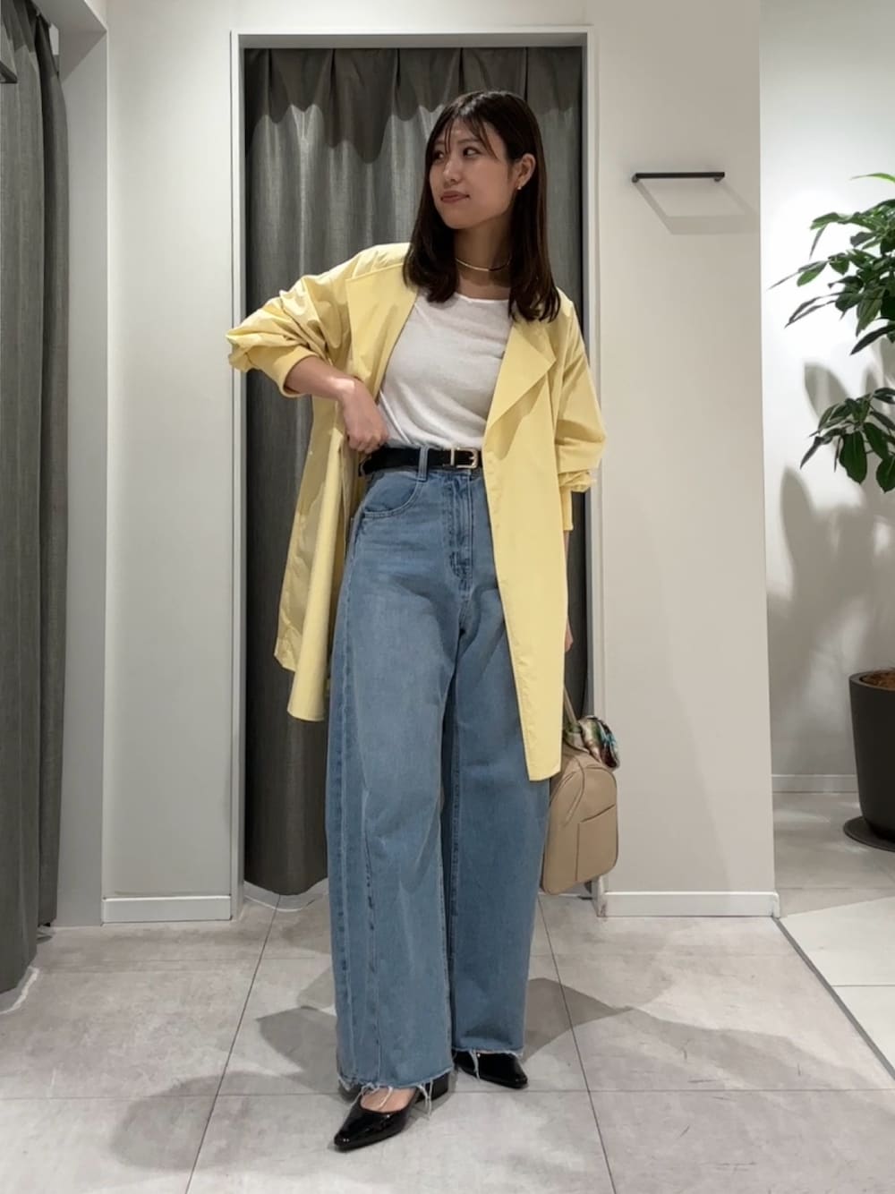 「今日のコーデ、春色、イエロー、イエローコーデ、デニム、デニムパンツ」｜「COLLAGE GALLARDAGALANTEのQ.anos/ブルージュデニム/WEB限定（デニムパンツ、ブルー系）」を使った、EBINAさん（骨格ウェーブ・レディース・166cm）の春コーディネートの1枚目の写真