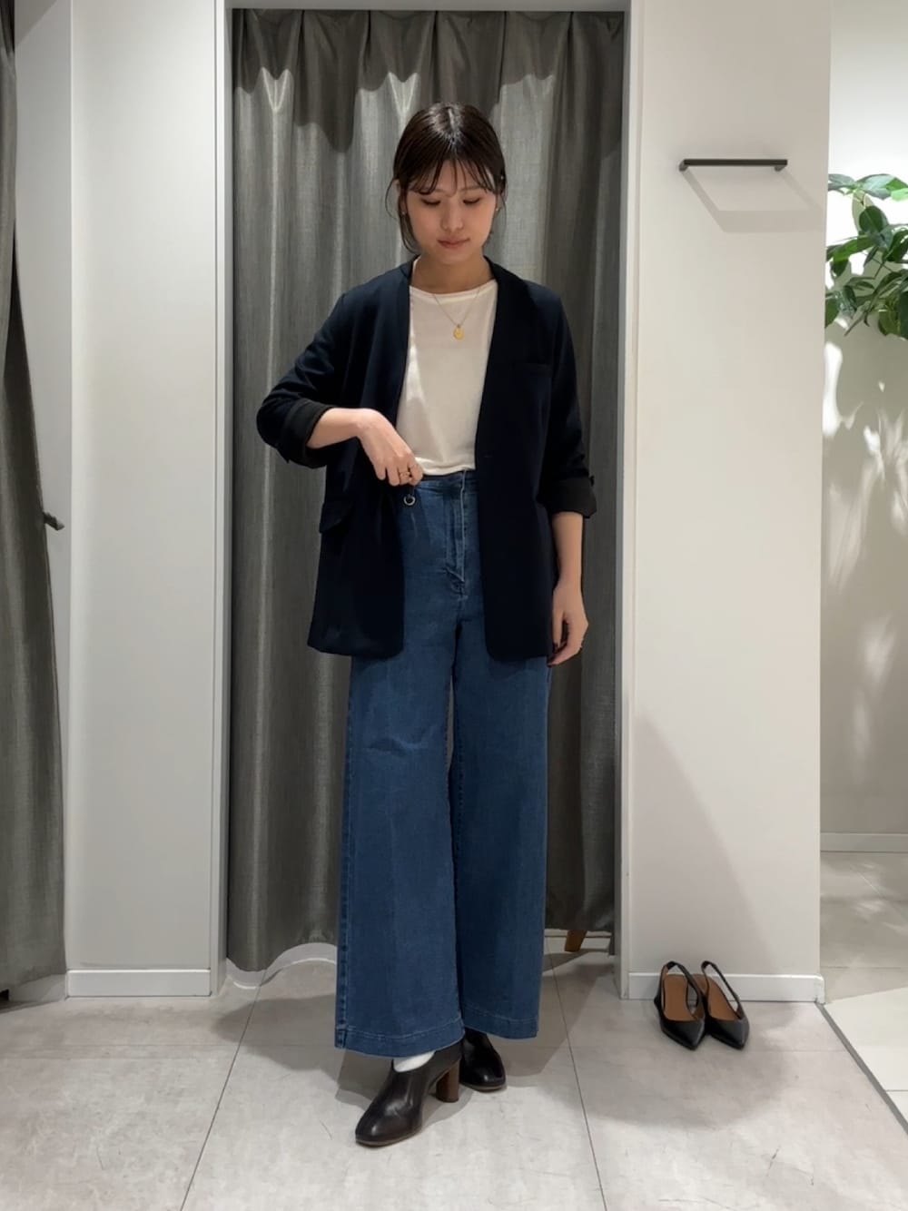 「大人女子、キレイめカジュアル、デニム、デニムパンツ、ジャケット、ジャケットスタイル、ジャケットコーデ、シアー、シアートップス」｜「COLLAGE GALLARDAGALANTEのQ.anos/ストレッチスラックスデニム（デニムパンツ、ブルー系）」を使った、EBINAさん（骨格ウェーブ・レディース・166cm）の冬コーディネートの1枚目の写真