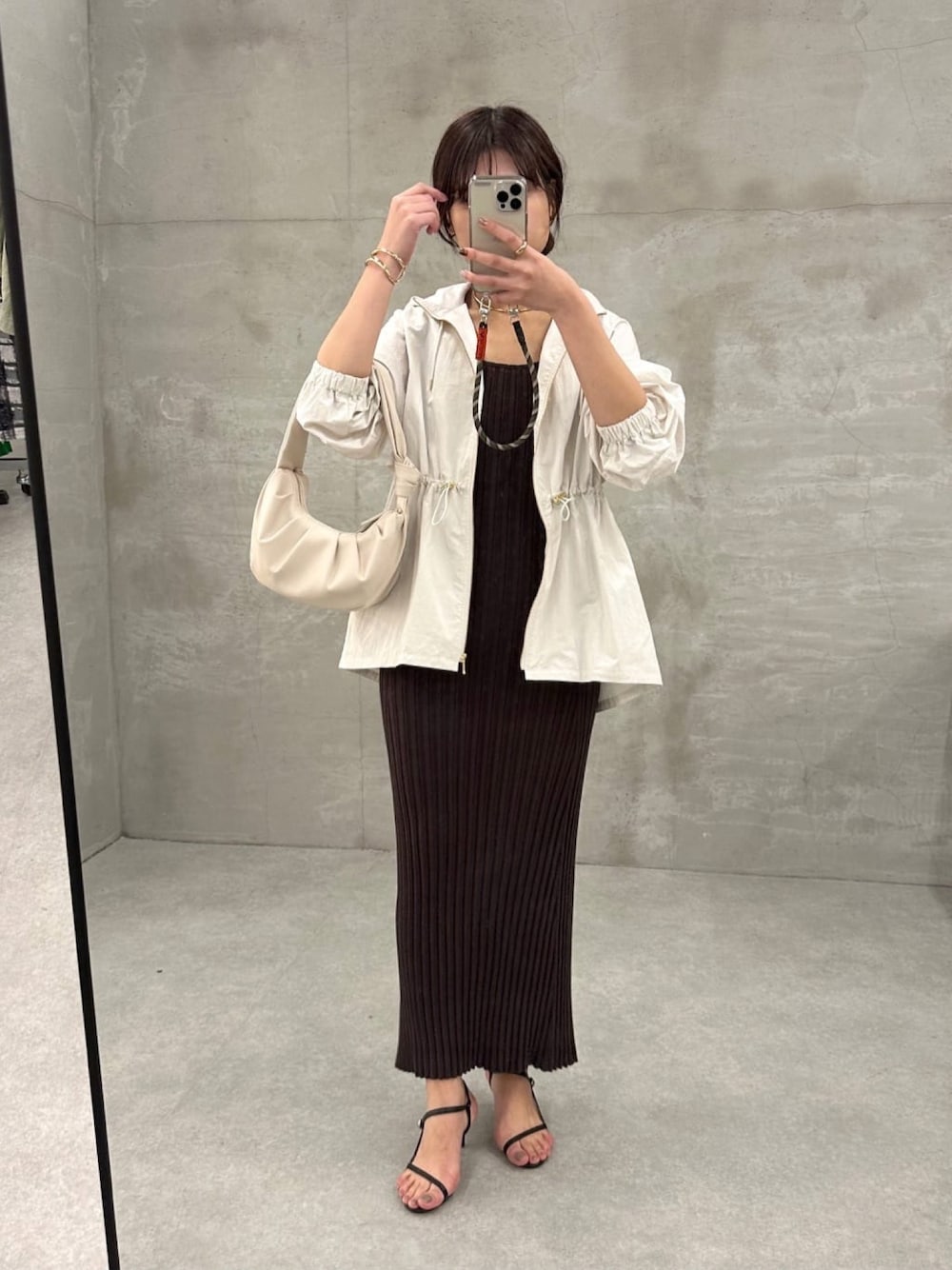 「休日コーデ、オトナ女子、春服コーデ、カジュアルコーデ、ラクチンコーデ、春色、春、ジャケット、キレイめカジュアル、春カラー、高身長女子、淡色コーデ、骨格ストレート、大人カジュアル、きれいめコーディネート」｜「COLLAGE GALLARDAGALANTEのリブニットタイトワンピース（ワンピース、グレー系）」を使った、EBINAさん（レディース・166cm）の春コーディネートの1枚目の写真