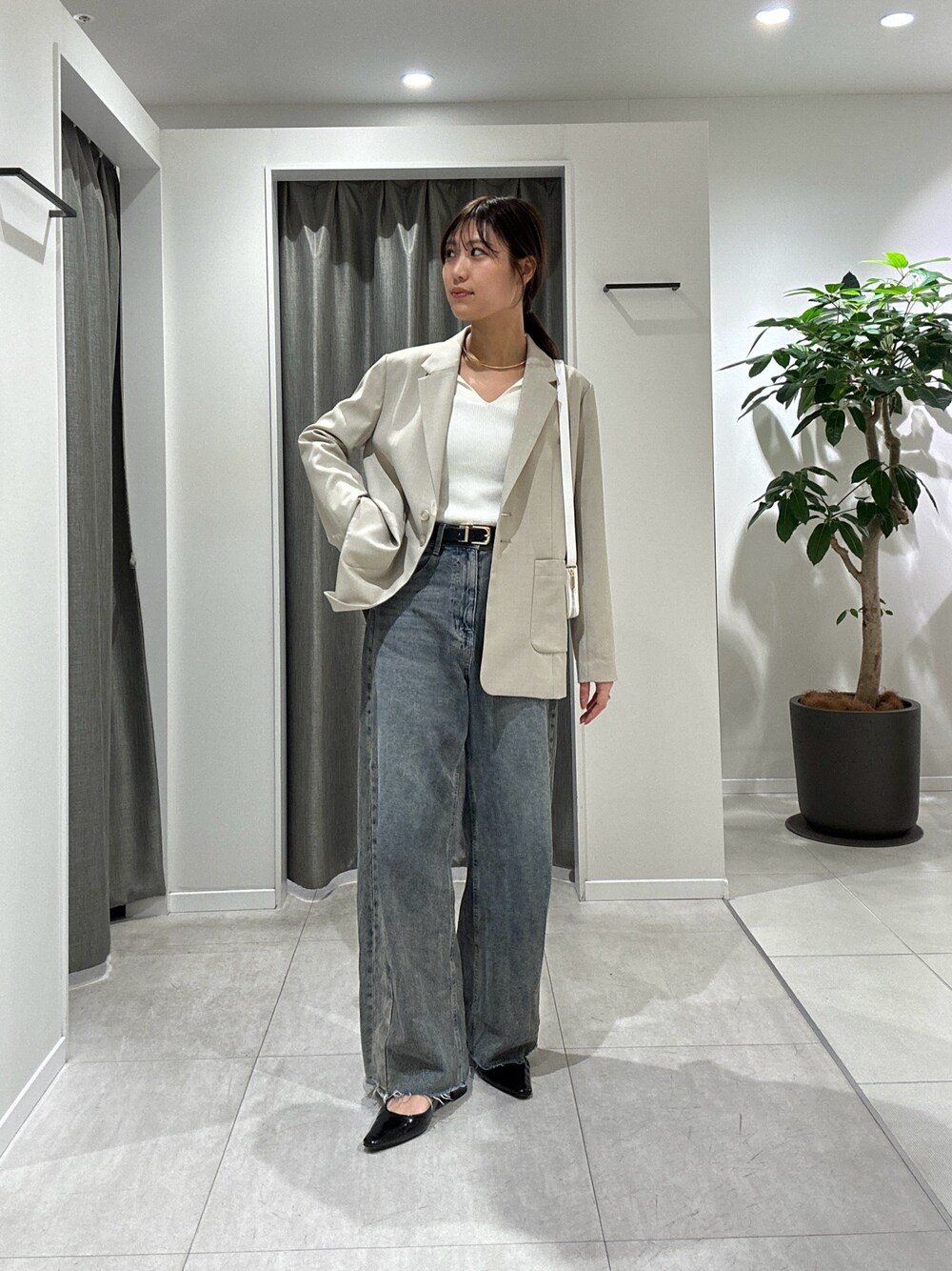 「ジャケット、テーラードジャケット、春コーデ、春めき満開コーデ、休日スタイル、オトナ女子、お出かけコーデ、ラクチンコーデ、ラフコーデ、リラックススタイル、休日、はるコーデ、大人女子、ベージュ、シンプルスタイル」｜「COLLAGE GALLARDAGALANTEのQ.anos/ブルージュデニム/WEB限定（デニムパンツ、ブルー系）」を使った、EBINAさん（骨格ウェーブ・レディース・166cm）の春コーディネートの1枚目の写真