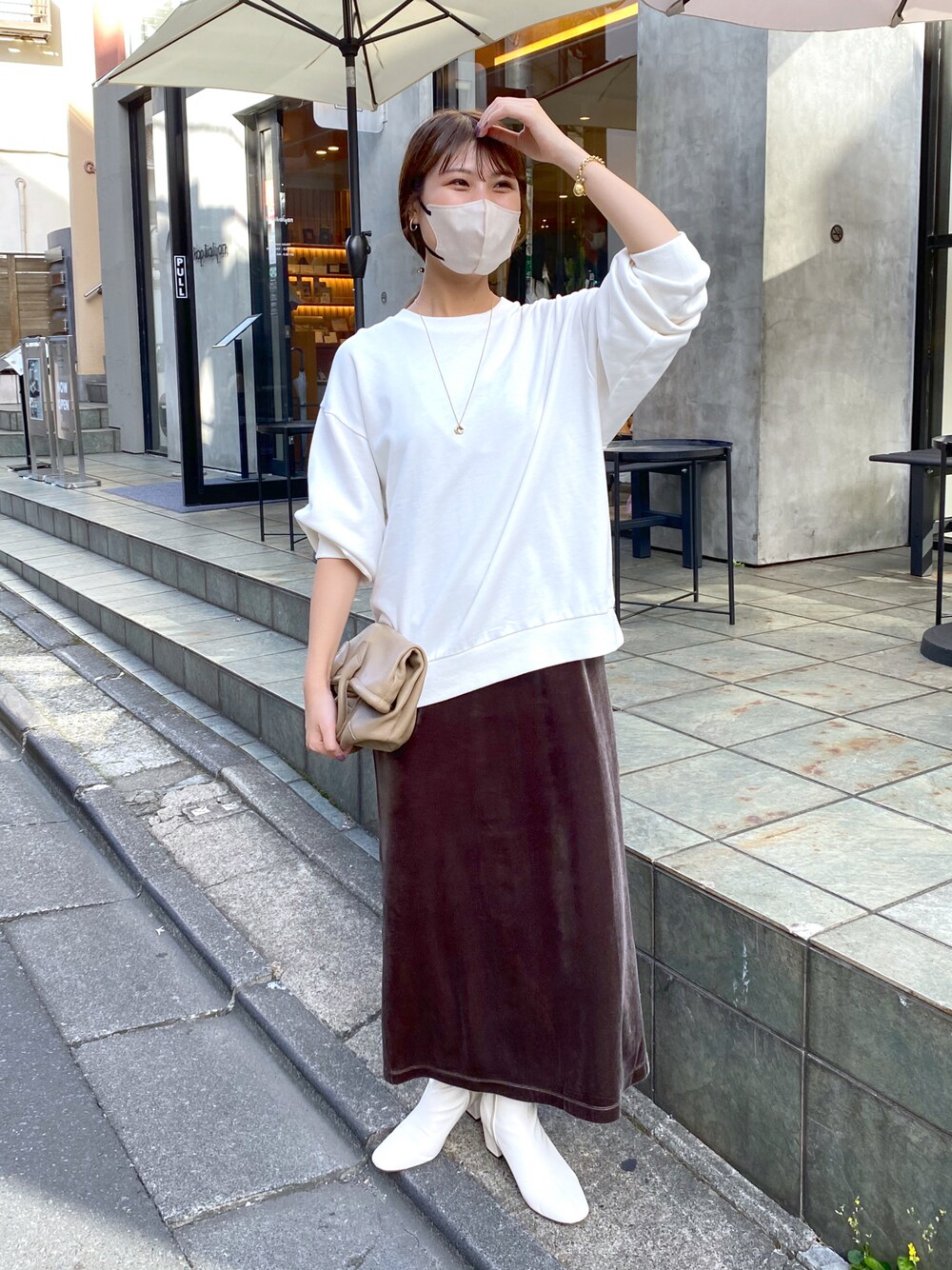 「カジュアル、オトナ女子、オトナカジュアル、シンプルコーデ、ootd、淡色コーデ、秋コーデ、ワンピーススタイル、高身長コーデ、スウェット、スウェットコーデ、高身長女子、骨格ストレート、イエベ秋」｜「COLLAGE GALLARDAGALANTEのAnversプリント/ロゴスウェット（スウェット、ホワイト系）」を使った、EBINAさん（レディース・166cm）の夏コーディネートの1枚目の写真