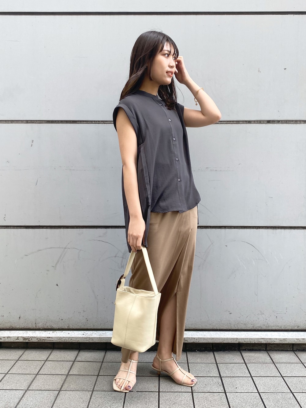 「ごきげんウィーク、お出かけコーデ、春コーデ、カジュアル、大人女子、高身長女子、ootd、デート、お仕事コーデ、ブラウス、春夏コーデ」｜「COLLAGE GALLARDAGALANTEのサイドプリーツジョーゼットキーネックブラウス/しわになりにくい/手洗い可（シャツ/ブラウス、グレー系）」を使った、EBINAさん（レディース・166cm）の春コーディネートの1枚目の写真