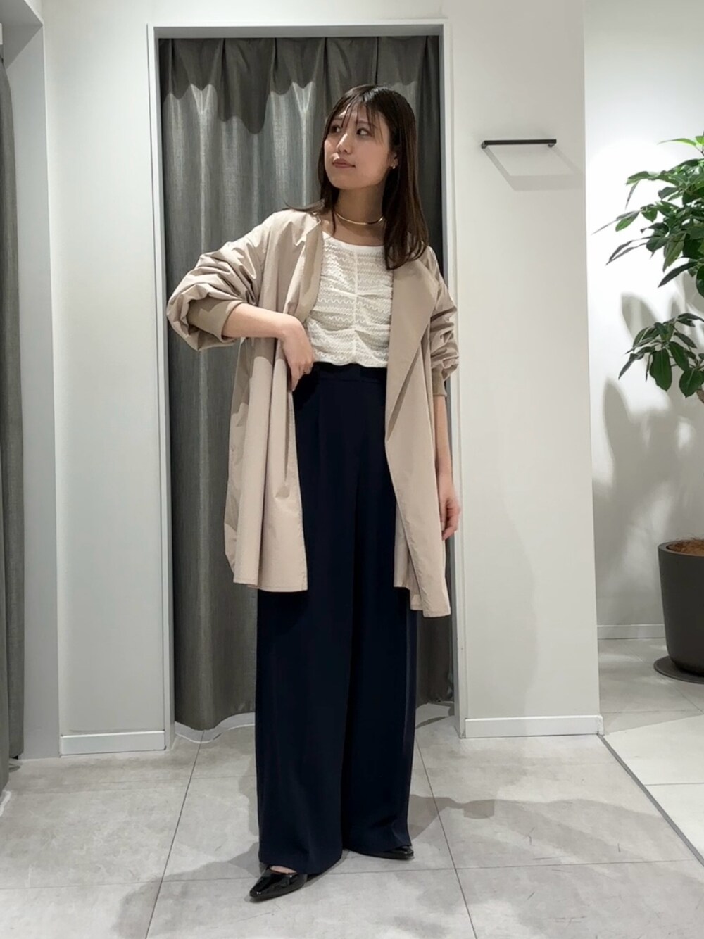 「今日のコーデ、春アウター、トレンチコート、ワイドパンツ、メッシュニット、キレイめコーデ、春カラー」｜「COLLAGE GALLARDAGALANTEのメランジメッシュプルオーバー（Tシャツ/カットソー、ホワイト系）」を使った、EBINAさん（骨格ウェーブ・レディース・166cm）の春コーディネートの1枚目の写真
