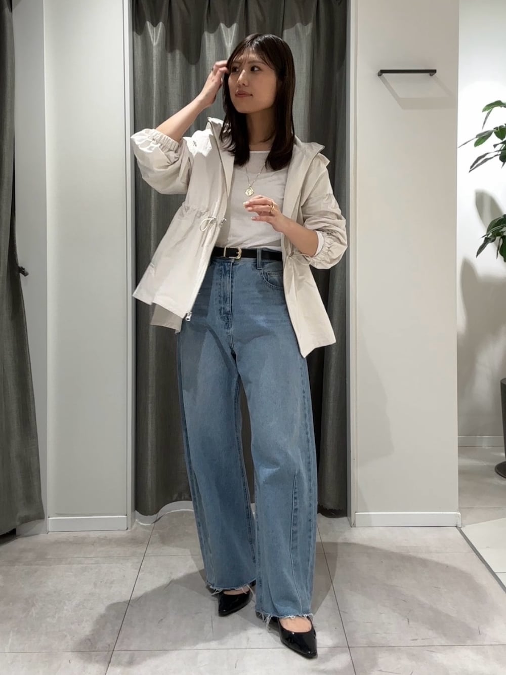 「ロンT、春コーデ、トラックジャケット、シアートップス、オトナ女子、おでかけコーデ、大人可愛い、春カラー、きれいめカジュアル、ラクチンコーデ、カジュアルコーデ、春服、オトナカジュアル、デニムコーデ、高身長女子」｜「COLLAGE GALLARDAGALANTEのQ.anos/ブルージュデニム/WEB限定（デニムパンツ、ブルー系）」を使った、EBINAさん（骨格ウェーブ・レディース・166cm）の春コーディネートの1枚目の写真