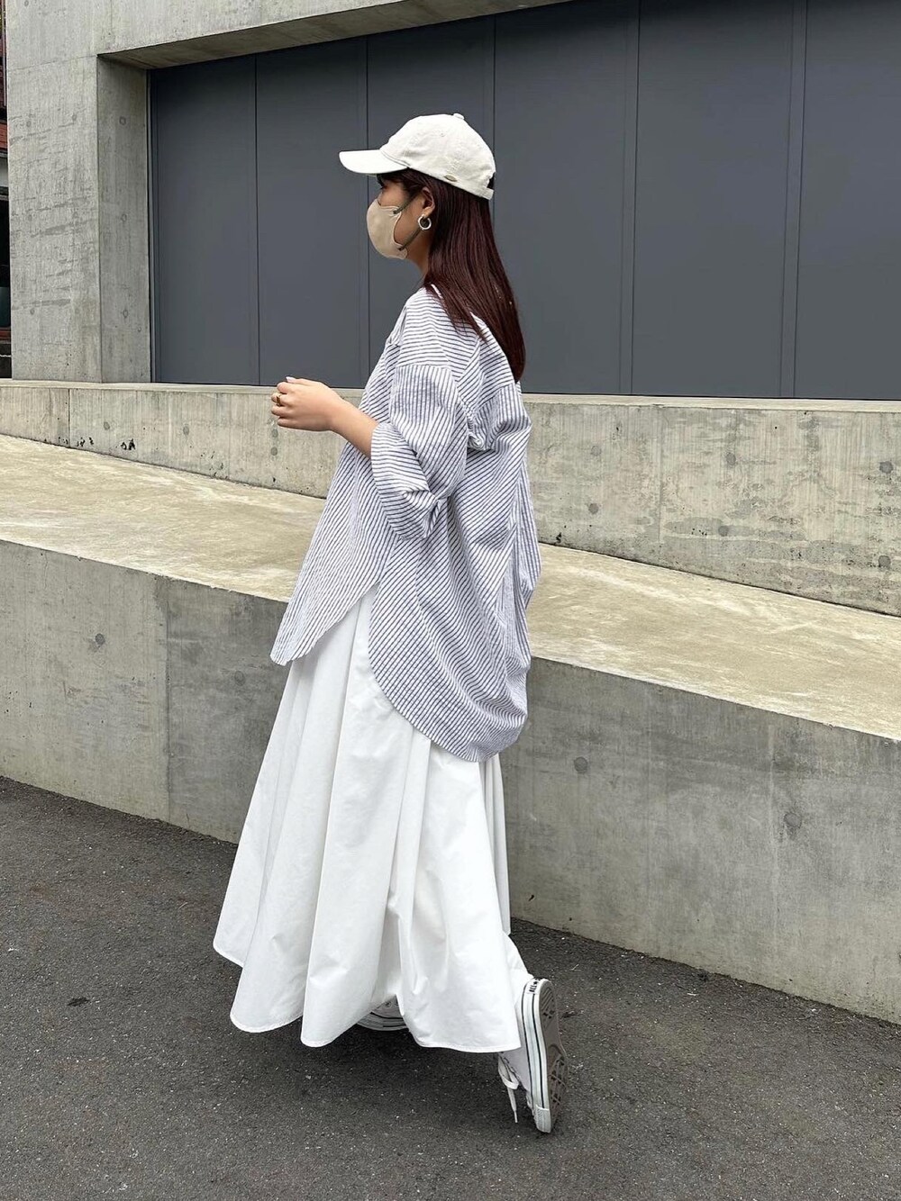 「お出かけコーデ、オトナ女子、休日コーデ、オトナカワイイ、ロングスカート、キレイめコーデ、スカートコーデ、おでかけ、骨格ストレート、シャツスタイル、ストライプシャツ、キャップ、コンバース、スニーカー、モノトーンコーデ」｜「COLLAGE GALLARDAGALANTEのボリュームギャザースカート（スカート、ホワイト系）」を使った、EBINAさん（レディース・166cm）の春コーディネートの1枚目の写真