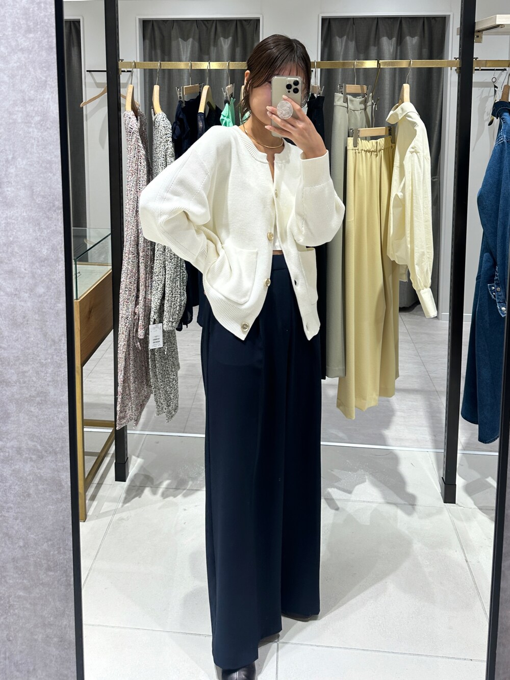 「今日のコーデ、春色、春先取り、大人ファッション、パンツコーデ」｜「COLLAGE GALLARDAGALANTEのスキッパーニットカーディガン/WEB限定カラー展開（カーディガン/ボレロ、ホワイト系）」を使った、EBINAさん（骨格ウェーブ・レディース・166cm）の冬コーディネートの1枚目の写真