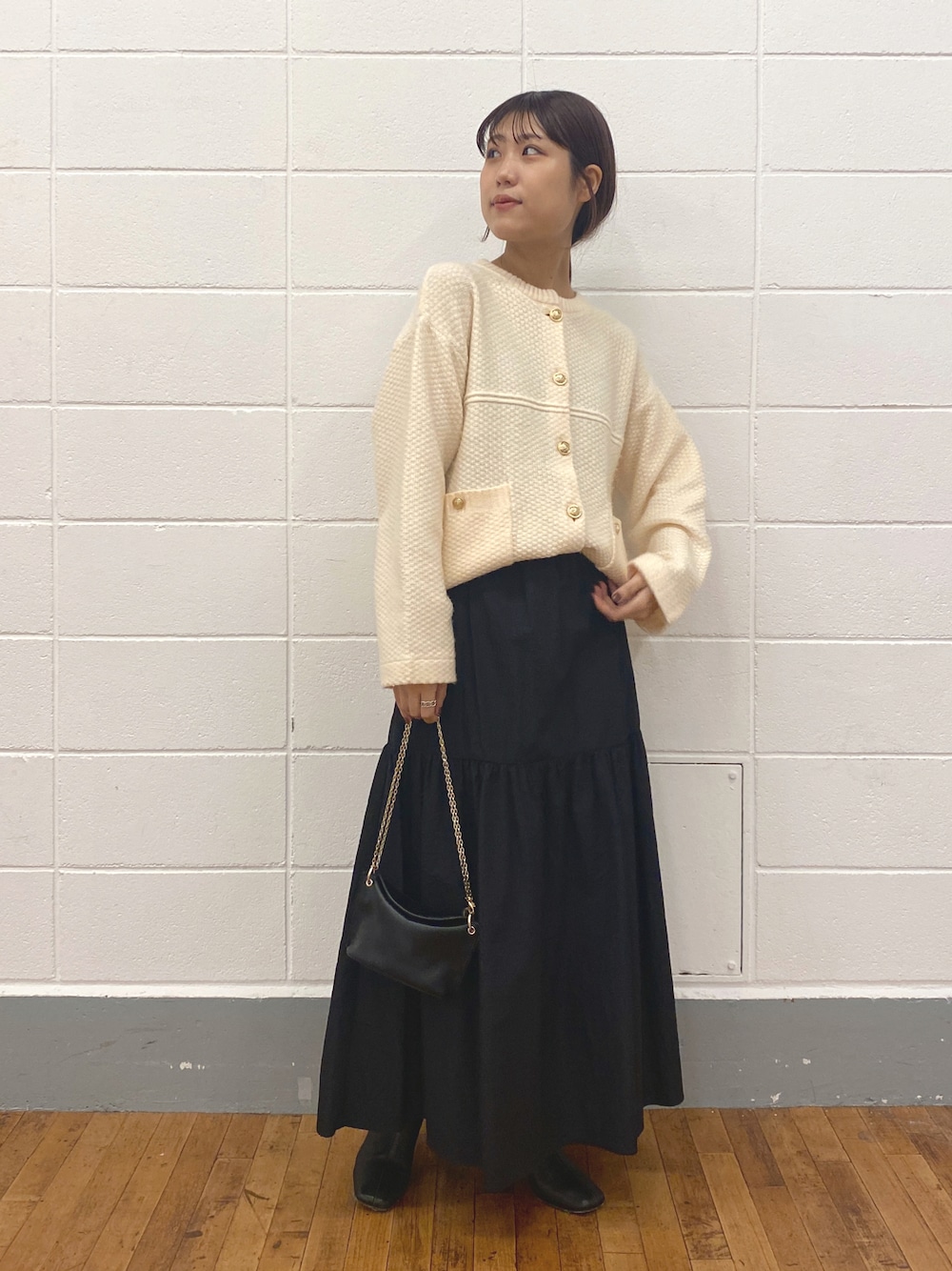 「秋冬コーデ、あったかコーデ、大人ファッション、ラクチンコーデ、ootd、おでかけ、休日スタイル、高身長女子、ティアードスカート、ツイードジャケット、ツイード」｜「PAPILLONNERのオケージョンからデイリーまで/アクセサリー、ベルトにも変化/チャーム付チェーン3WAYバッグ/PAPILLONNER/パピヨネ/（ショルダーバッグ、パープル系）」を使った、EBINAさん（レディース・166cm）の秋コーディネートの1枚目の写真