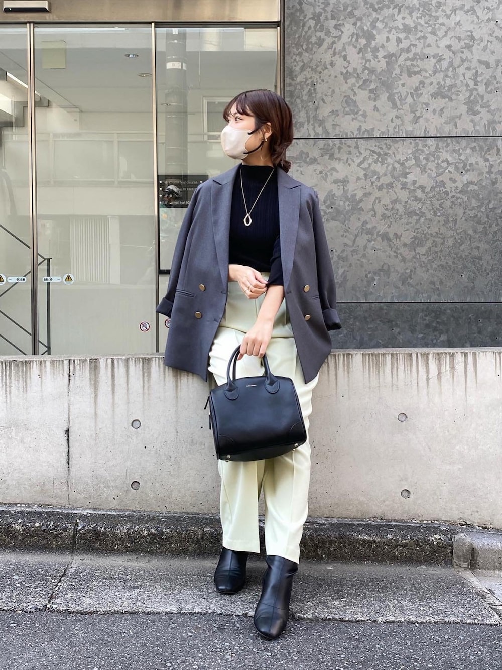「秋冬コーデ、あったかコーデ、大人ファッション、お仕事コーデ、オフィスカジュアル、オトナ女子、休日スタイル、高身長コーデ、ジャケット、ジャケットスタイル、カラーパンツ、ボストンバッグ、高身長女子」｜「PAPILLONNERのボストンミニ/SEAU/PAPILLONNER/パピヨネ/WEB限定（ボストンバッグ、ブラック系）」を使った、EBINAさん（レディース・166cm）の秋コーディネートの1枚目の写真