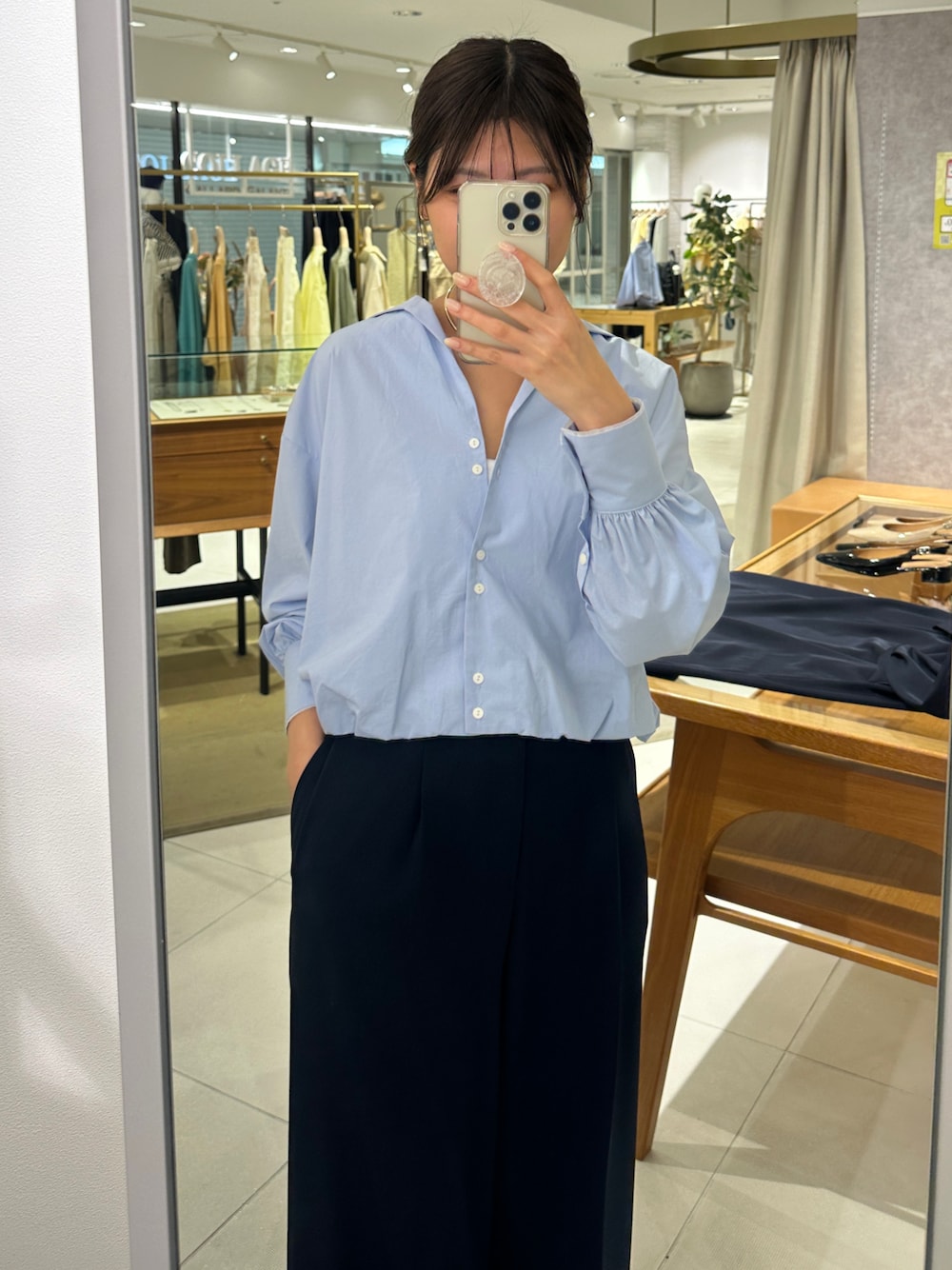 「今日のコーデ、春色、シャツスタイル、春先取り、大人ファッション、パンツコーデ、きれいめコーデ、春カラー」｜「COLLAGE GALLARDAGALANTEのショートバルーンシャツ（シャツ/ブラウス、ブルー系）」を使った、EBINAさん（骨格ウェーブ・レディース・166cm）の冬コーディネートの1枚目の写真
