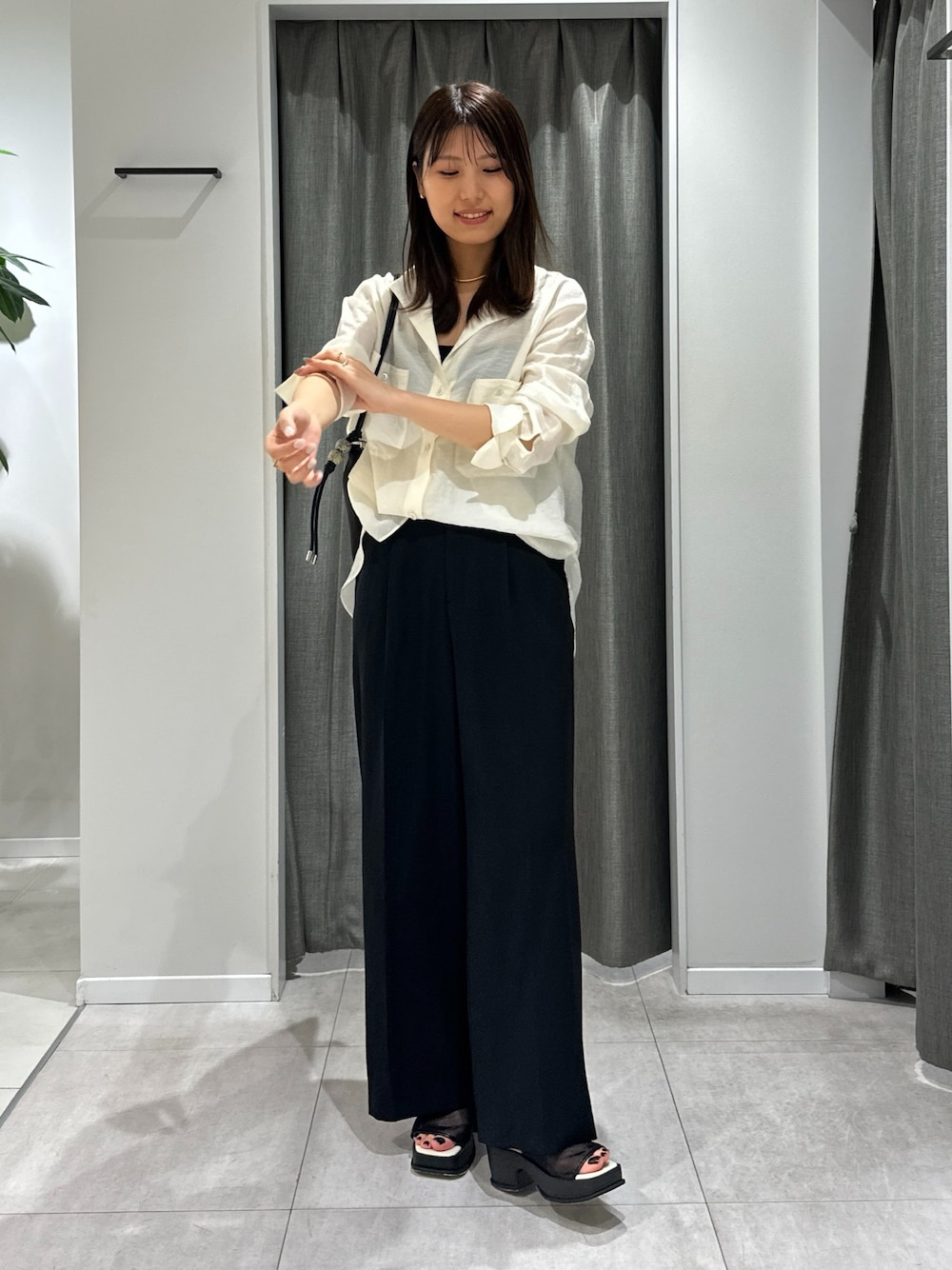 「ワイドパンツ、サンダル、春夏コーデ、淡色コーデ、シンプルコーデ、きれいめカジュアル、休日スタイル、シアートップス、お出かけコーデ、オトナカジュアル、大人ファッション、パンツスタイル、ootd、オトナ女子、ラフコーデ」｜「COLLAGE GALLARDAGALANTEのジャージワイドパンツ/セットアップ可/WEB限定カラー・サイズ展開（その他パンツ、ブラック系）」を使った、EBINAさん（骨格ウェーブ・レディース・166cm）の春コーディネートの1枚目の写真