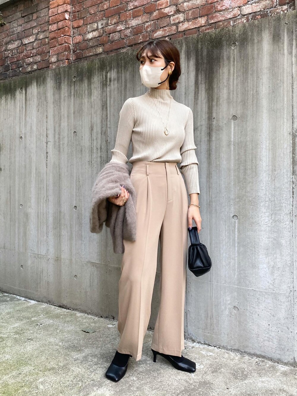 「秋冬コーデ、オトナ女子、大人かわいい、楽チンコーデ、休日スタイル、ootd、高身長コーデ、おしゃれさんと繋がりたい、大人女子、パンツコーデ、淡色女子、タートルネック、淡色、ハイネックニット、カーディガンコーデ」｜「PAPILLONNERのレザースクエアトゥヒール/PAPILLONNER/パピヨネ（パンプス、ブラック系）」を使った、EBINAさん（レディース・166cm）の秋コーディネートの1枚目の写真