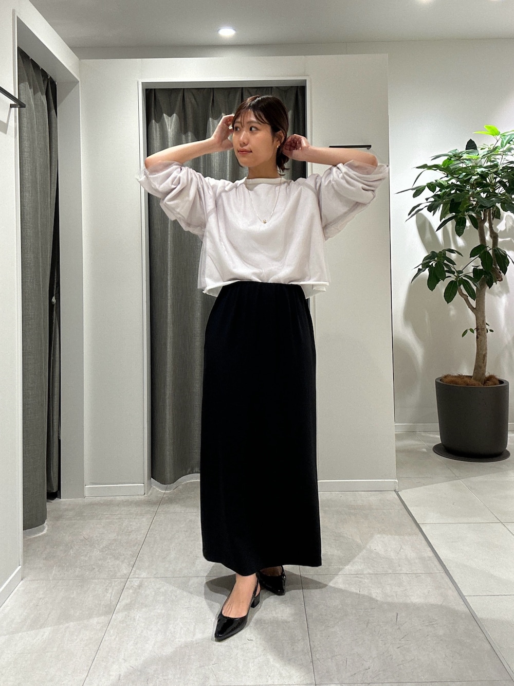 「シンプルスタイル、おでかけコーデ、春カラー、大人ファッション、楽チンコーデ、オトナカジュアル、スカートコーデ、細見え、細見えコーデ、タイトスカート、スカートスタイル、スカート 」｜「COLLAGE GALLARDAGALANTEのジャージーIラインスカート/セットアップ可（スカート、ブラック系）」を使った、EBINAさん（骨格ウェーブ・レディース・166cm）の春コーディネートの1枚目の写真