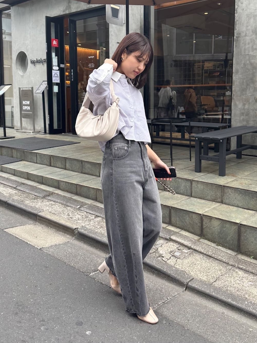 「休日コーデ、パンツスタイル、オトナ女子、春服コーデ、カジュアルコーデ、ラクチンコーデ、春、キレイめカジュアル、オトナカワイイ、モノトーンコーデ、パンツコーデ、デニム、デニムパンツ、デニムワイドパンツ、大人カジュアル」｜「COLLAGE GALLARDAGALANTEの【PAPILLONNER/パピヨネ】クロワッサンバッグ（トートバッグ、ホワイト系）」を使った、EBINAさん（レディース・166cm）の春コーディネートの1枚目の写真