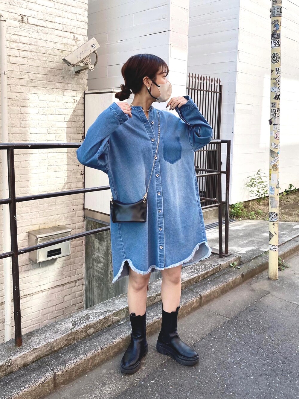 「秋冬コーデ、大人ファッション、休日スタイル、カジュアル、オトナ女子、高身長コーデ、デニム、デニムワンピース、今日のコーデ、オトナカジュアル、骨格ストレート、イエベ秋、ダメージデニム、袖ボリューム、サイドゴアブーツ」｜「COLLAGE GALLARDAGALANTEのデニムミニワンピース/Q.anos/キュアノス（シャツワンピース、ブルー系）」を使った、EBINAさん（レディース・166cm）の秋コーディネートの1枚目の写真