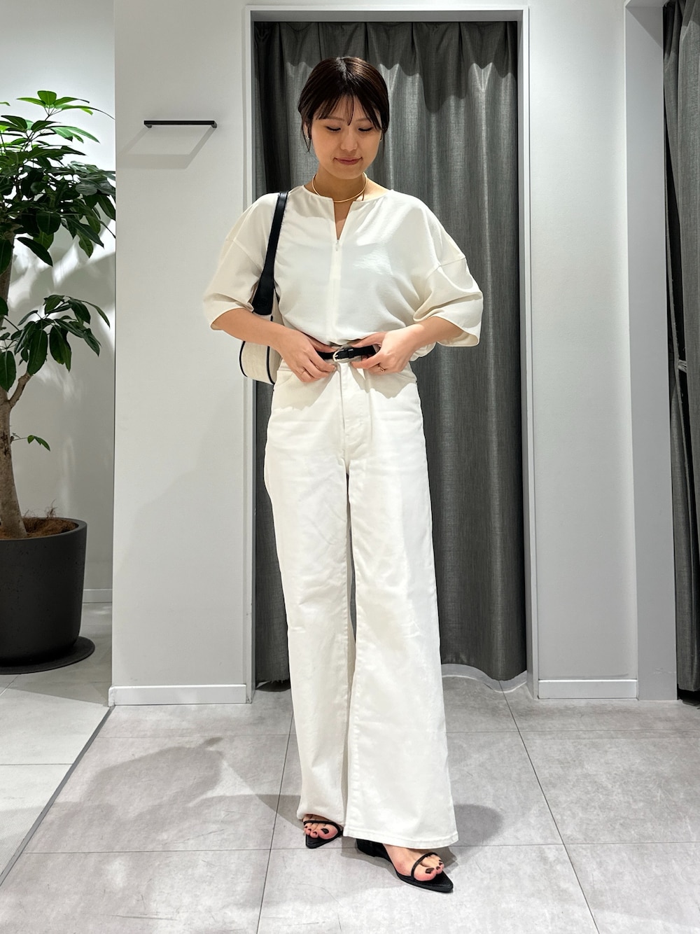 「セットアップ、ワイドパンツ、サンダル、オトナカジュアル、大人ファッション、パンツスタイル、ootd、オトナ女子、ラクチンコーデ、キレイめカジュアル、レディースファッション、大人コーデ、おでかけコーデ、パンツコーデ、デニムコーデ」｜「COLLAGE GALLARDAGALANTEのQ.anos/リラックススーパーワイド（デニムパンツ、ホワイト系）」を使った、EBINAさん（骨格ウェーブ・レディース・166cm）の春コーディネートの1枚目の写真