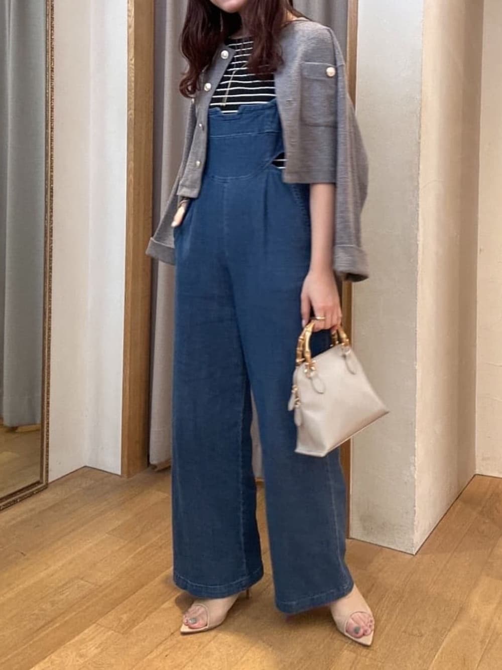 「お出かけコーデ、オトナ女子、休日コーデ、オトナカワイイ、キレイめコーデ、骨格ストレート、デニム、いまどきジャケット写真、ロンパース、ブルー、グレー、シンプルコーデ、サロペット、デニムコーデ、ボーダー」｜「COLLAGE GALLARDAGALANTEの【PAPILLONNER/パピヨネ】バンブーハンドルBAG（ハンドバッグ、グレー系）」を使った、EBINAさん（レディース・166cm）の春コーディネートの1枚目の写真