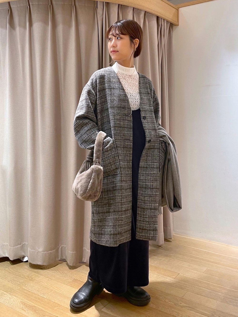 「秋冬コーデ、あったかコーデ、大人ファッション、ラクチンコーデ、休日スタイル、カジュアル、オトナ女子、タートルネック、淡色コーデ、冬アウター、休日コーデ、高身長コーデ、ベロアワンピース、ワンピース、チェックコート」｜「COLLAGE GALLARDAGALANTEの後ろ姿もアクセントに/グレンチェック配色コート（ノーカラーコート、ブラック系）」を使った、EBINAさん（レディース・166cm）の秋コーディネートの1枚目の写真