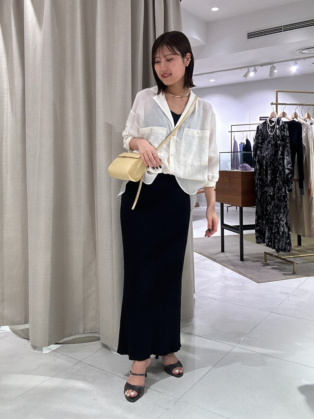 「春のNewスタイル、春服コーデ、おでかけコーデ、きれいめカジュアル、オトナ女子、シアーシャツ、シアーシャツコーデ、シアートップス」｜「COLLAGE GALLARDAGALANTEのセミタイトリブニットスカート（スカート、ブラック系）」を使った、EBINAさん（レディース・166cm）の春コーディネートの1枚目の写真