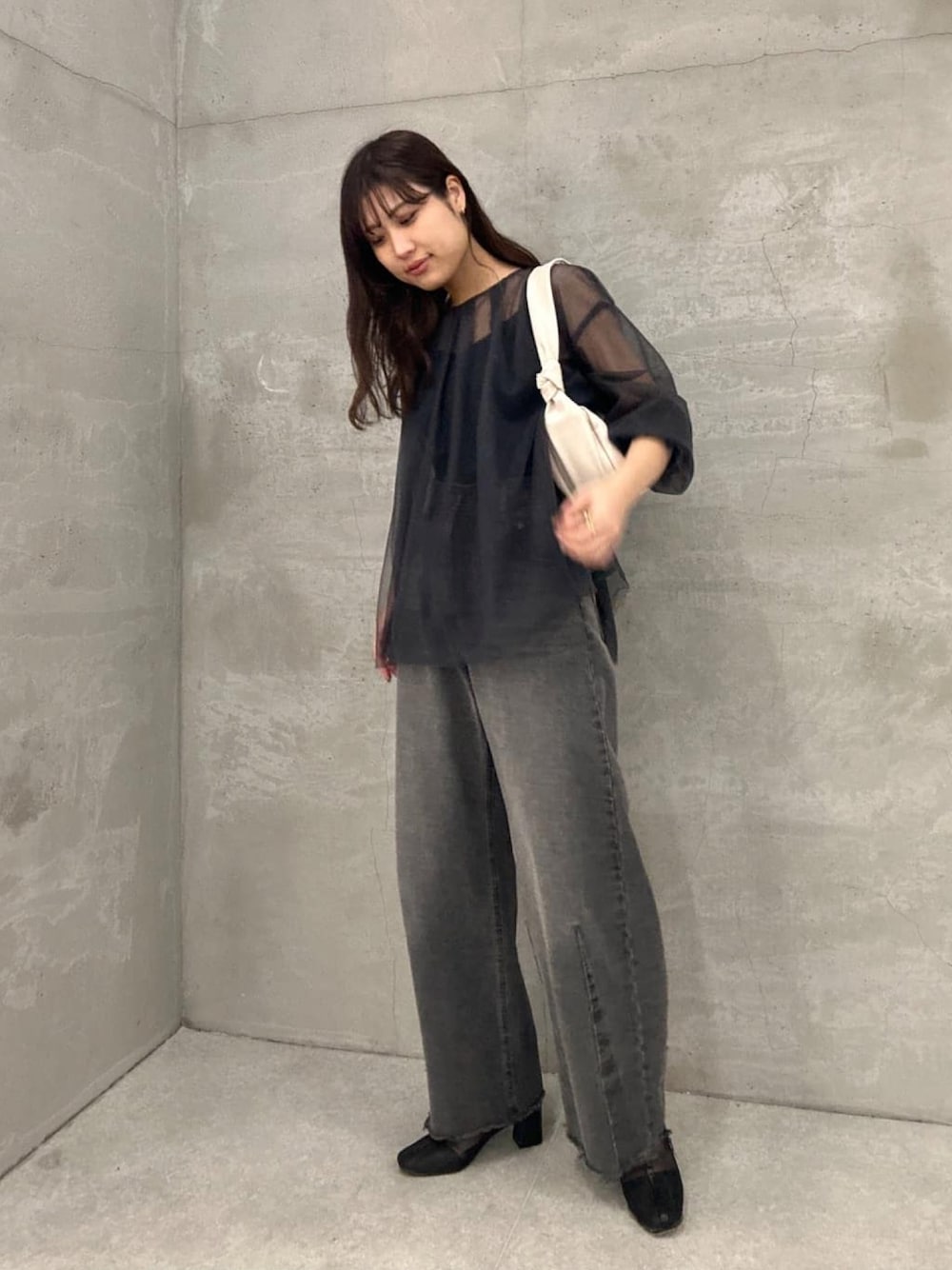 「春コーデ、オトナカジュアル、おでかけコーデ、休日スタイル、大人かわいい、大人女子、大人ガーリー、ブラック、ボリューム袖、淡色コーデ、デニムパンツ、大人コーデ、ブラックコーデ、肌見せ、シアートップス」｜「COLLAGE GALLARDAGALANTEの今季一押しデニム/ブルージュデニム/Q.anos/キュアノス（デニムパンツ、ブラック系）」を使った、EBINAさん（レディース・166cm）の春コーディネートの1枚目の写真