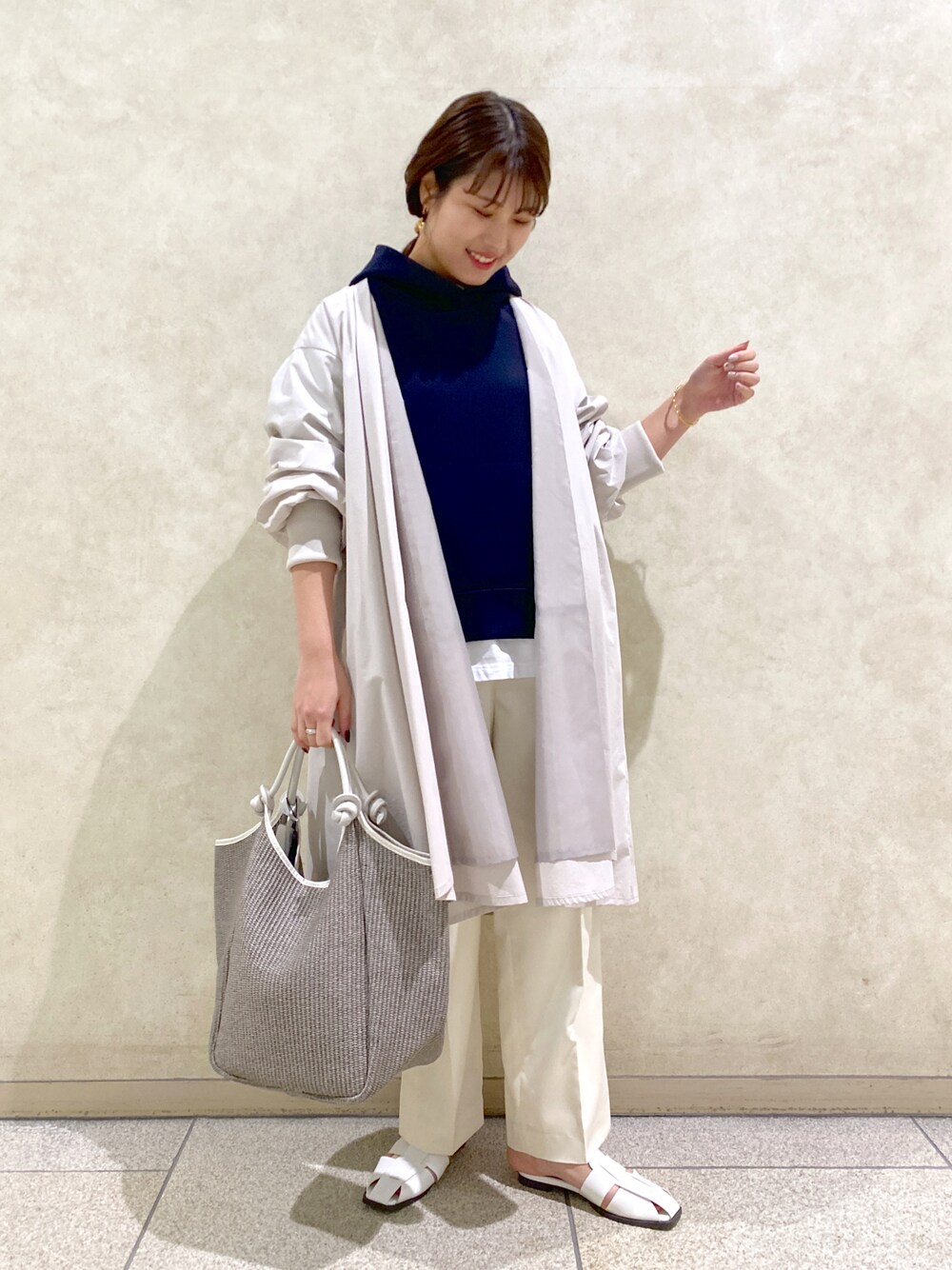 「シンプルコーデ、オトナカジュアル、カジュアルコーデ、オトナ女子、あったかコーデ、春カラー、春コーデ、モノトーン、高身長コーデ、淡色コーデ、ボリューム袖、スプリングコート、いいね、save、フォローお願いします🤑」｜「COLLAGE GALLARDAGALANTEの【MARCO MASI/マルコマージ】パイピングトートバッグ（トートバッグ、ホワイト系）」を使った、EBINAさん（レディース・166cm）の冬コーディネートの1枚目の写真