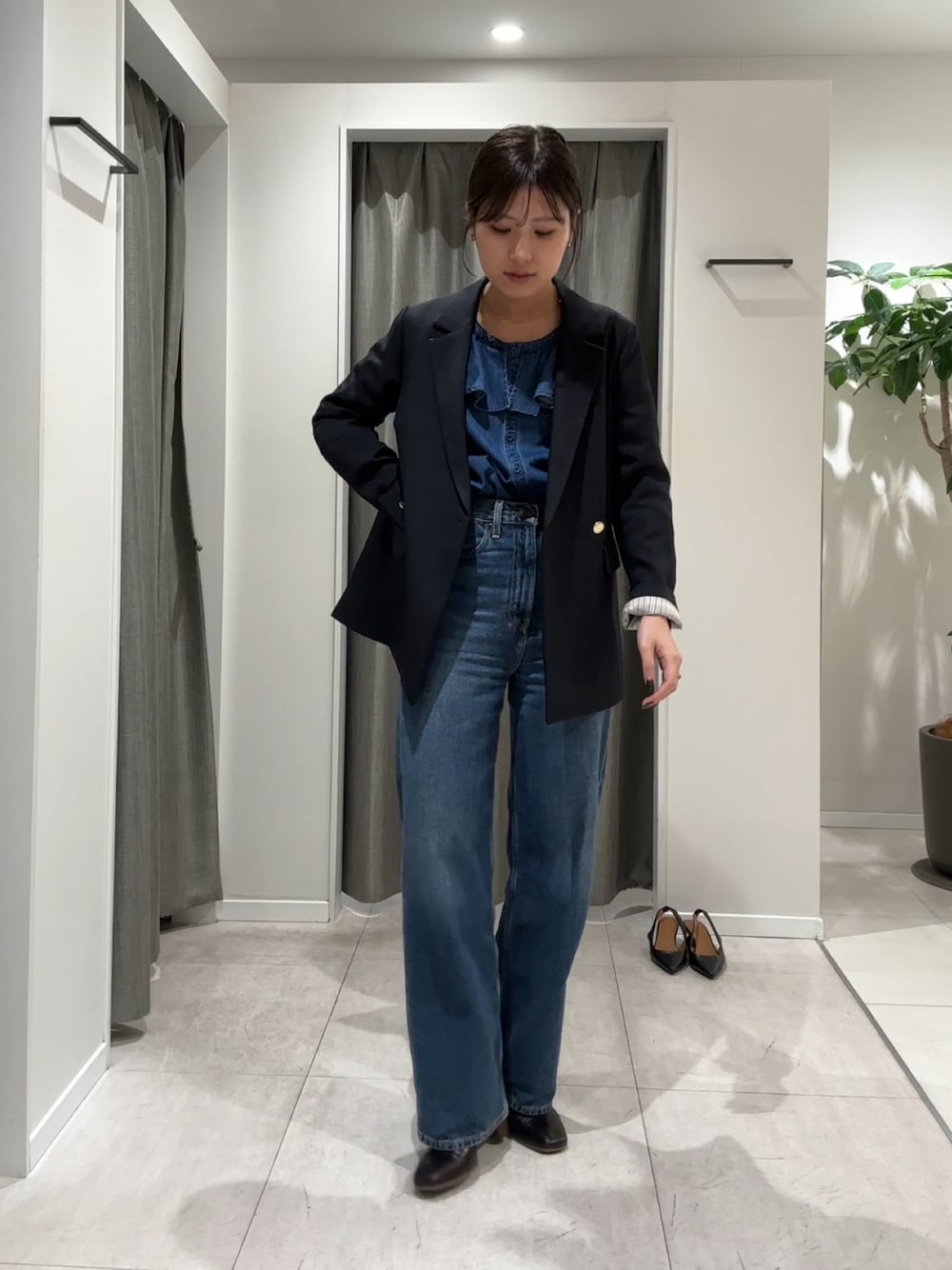 「カジュアルスタイル、デニム、デニムブラウス、ジャケット、ジャケットスタイル」｜「COLLAGE GALLARDAGALANTEの【華奢見え】デニムフリルブラウス（トップス、ブルー系）」を使った、EBINAさん（レディース・166cm）の冬コーディネートの1枚目の写真