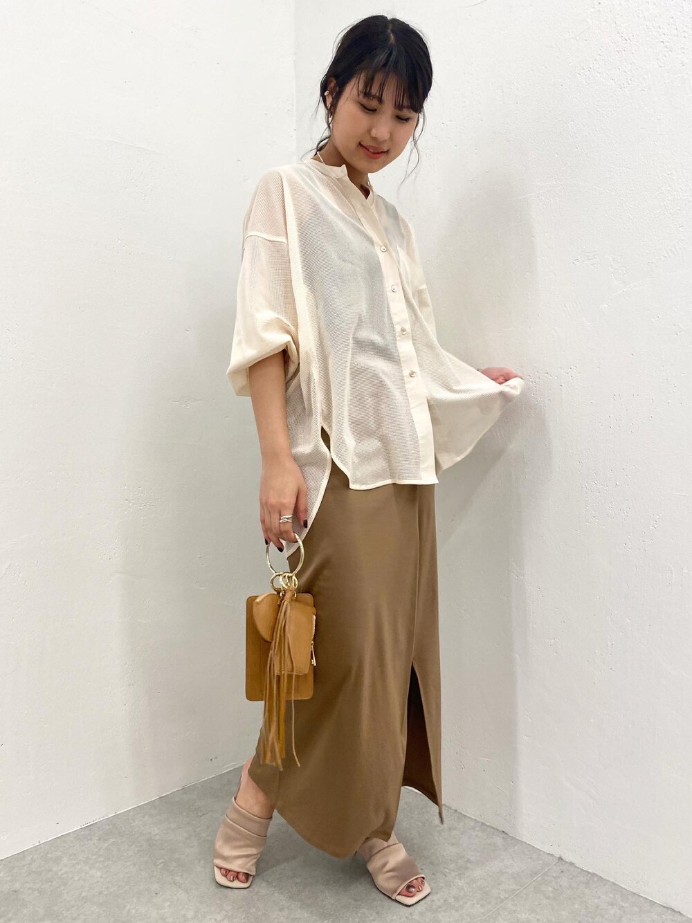 「ごきげんウィーク、お出かけコーデ、カジュアル、休日コーデ、着回しコーデ、ootd、リラックススタイル、ＧＷ、オトナカジュアル、高身長女子、オトナカワイイ、シャツ、ブラウス」｜「COLLAGE GALLARDAGALANTEの抜け感を演出するメッシュオーバーシャツ（シャツ/ブラウス、ホワイト系）」を使った、EBINAさん（レディース・166cm）の春コーディネートの1枚目の写真