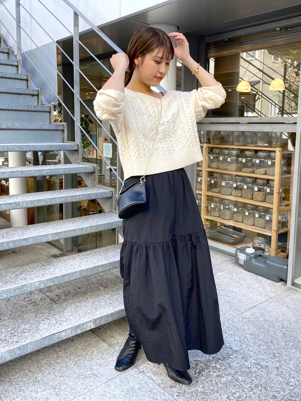 「カジュアル、オトナ女子、オトナカジュアル、ootd、淡色コーデ、秋コーデ、高身長コーデ、ベージュコーデ、ロングスカート、ティアードスカート、骨格ストレート、イエベ秋」｜「COLLAGE GALLARDAGALANTEのケーブルショートプルオーバー（ニット/セーター、ホワイト系）」を使った、EBINAさん（レディース・166cm）の夏コーディネートの1枚目の写真