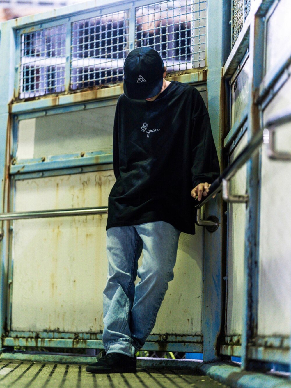 「ロゴT、ストリート、スニーカーコーデ、ラフ、ストリートコーデ、クックマンパンツ」｜「Levi'sのアイテム（デニムパンツ、ブルー系）」を使った、osa.teru さん（メンズ・168cm）の秋コーディネートの1枚目の写真