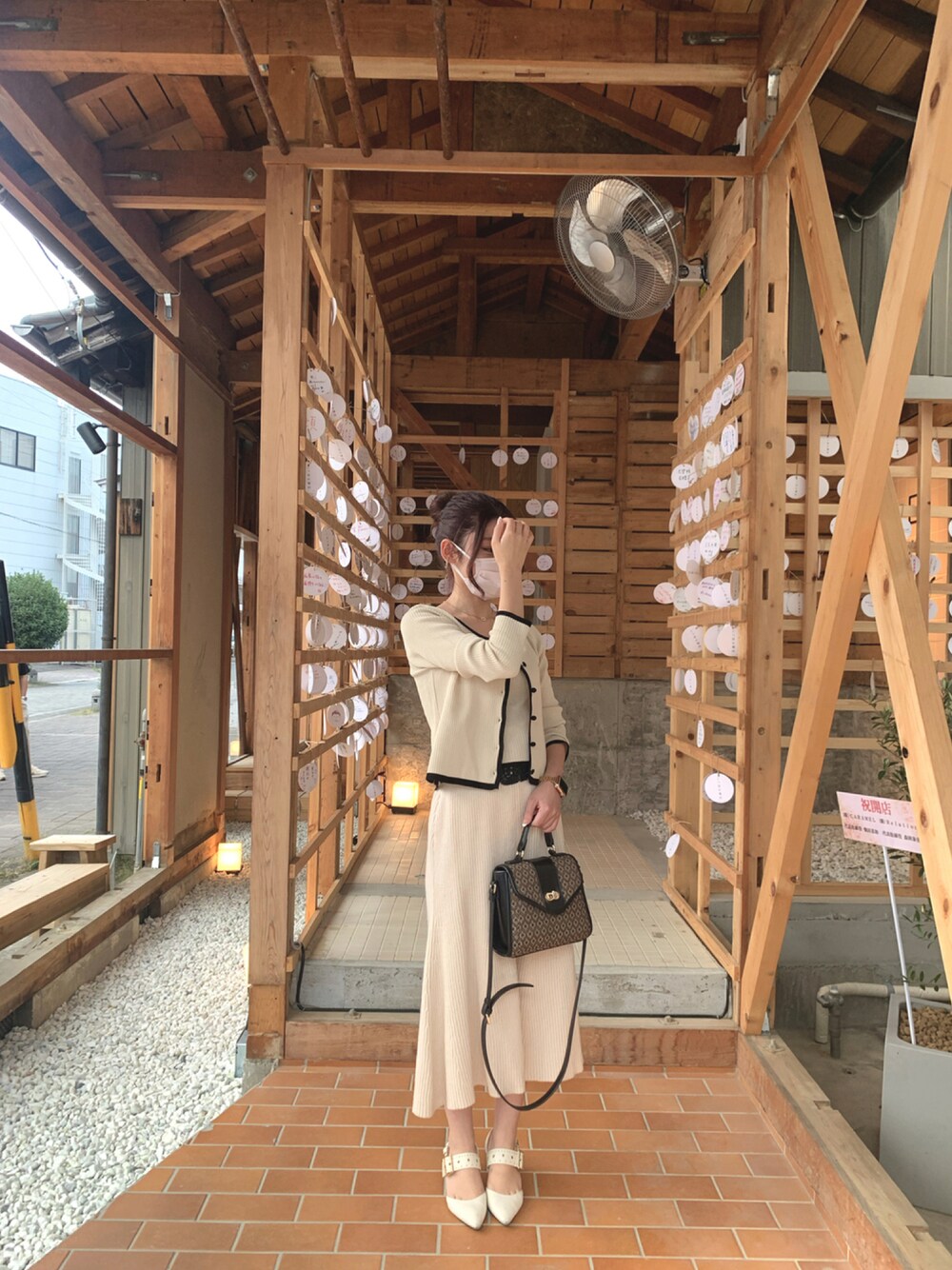 「ワントーンコーデ、休日スタイル、秋服、楽チンコーデ、低身長コーデ、韓国ファッション、おしゃれさんと繋がりたい、ラブアンドピース2021」｜「MOUSSYのMONOGRAM MINI SHOULDER バッグ（ショルダーバッグ、ブラウン系）」を使った、ibayim09さん（レディース・148cm）の秋コーディネートの1枚目の写真