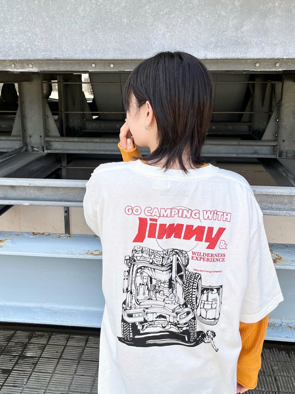 ホワイト系のワンピース、オレンジ系のニット/セーターを着用したレディースの春コーディネートの1枚目の写真