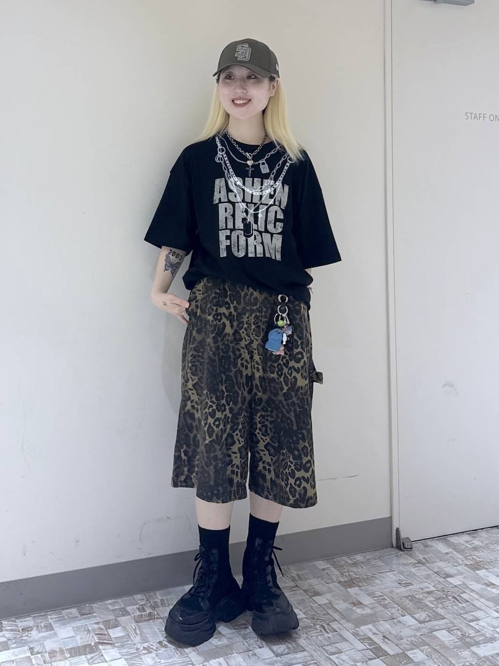 ブラック系のTシャツ/カットソー、ブラック系のブーツ、その他のデニムパンツを着用したレディースの夏コーディネートの1枚目の写真