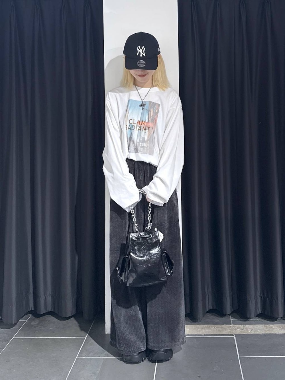 ブラック系のスニーカー、グレー系のその他パンツ、ブラック系のショルダーバッグを着用したレディースの秋コーディネートの1枚目の写真