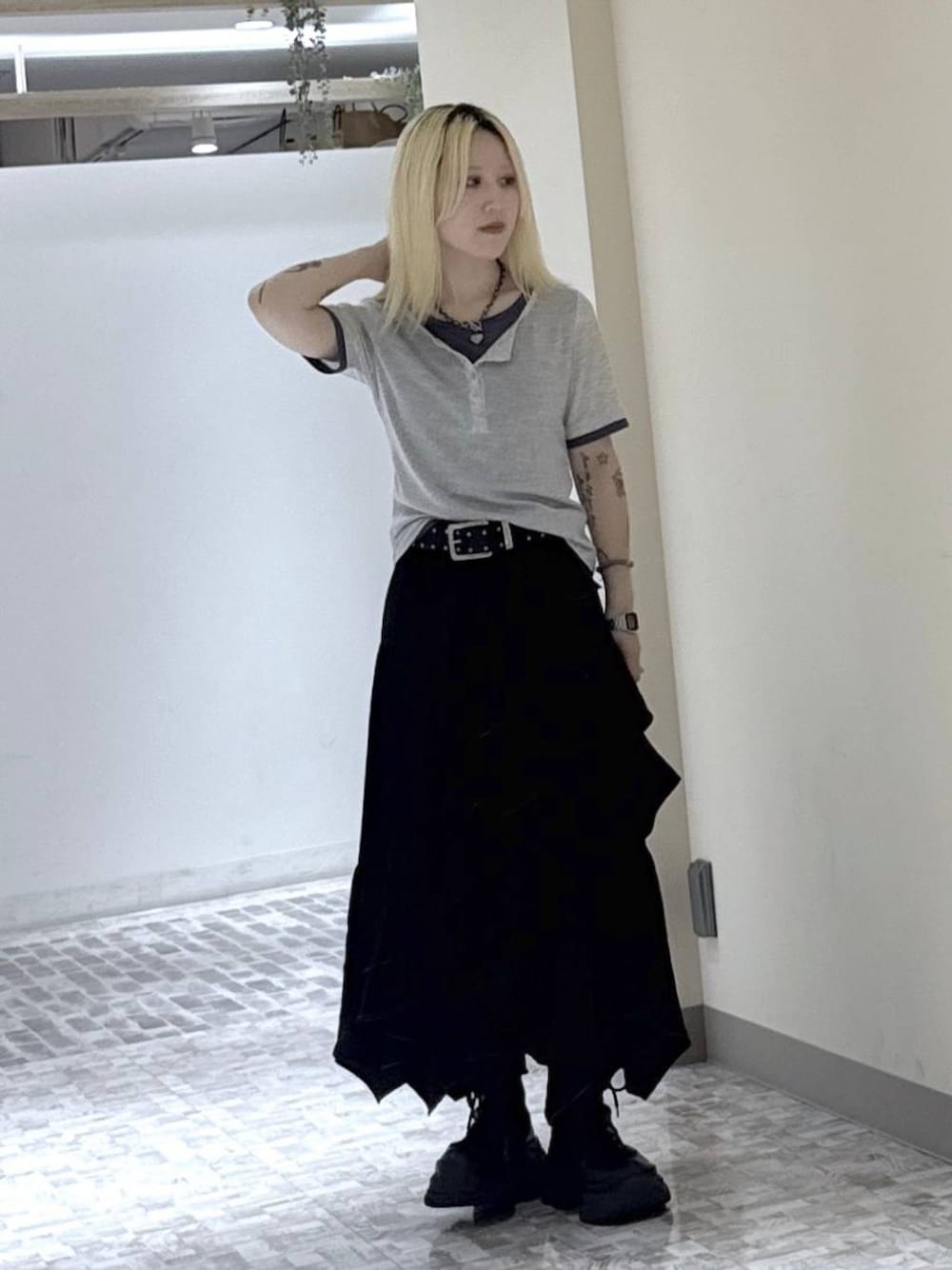 ブラック系のブーツ、ブラック系のキャミソール、ブラック系のスカートを着用したレディースの夏コーディネートの1枚目の写真