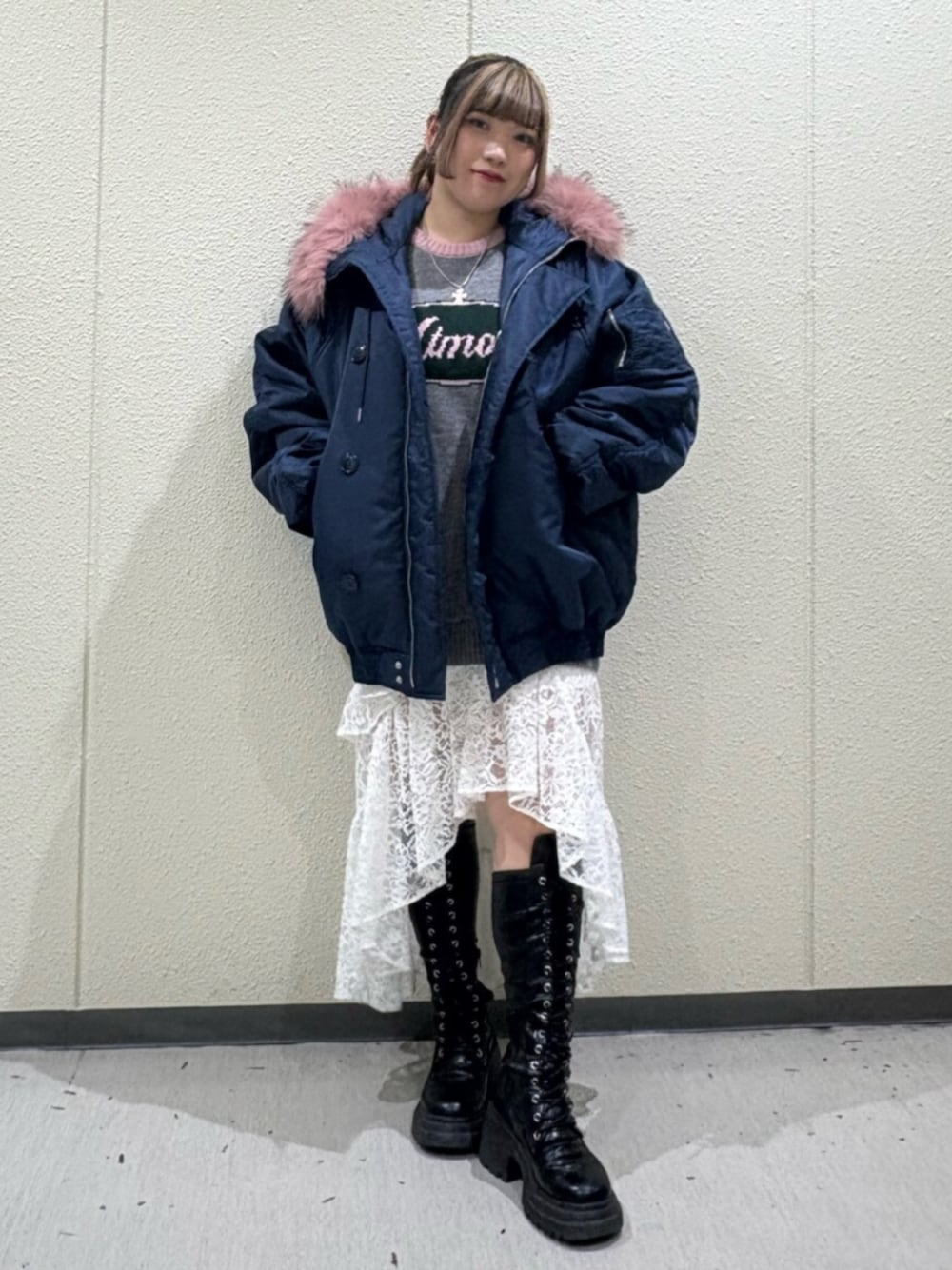 ホワイト系のスカート、ブルー系のブルゾン、グレー系のニット/セーターを着用したレディースの冬コーディネートの1枚目の写真