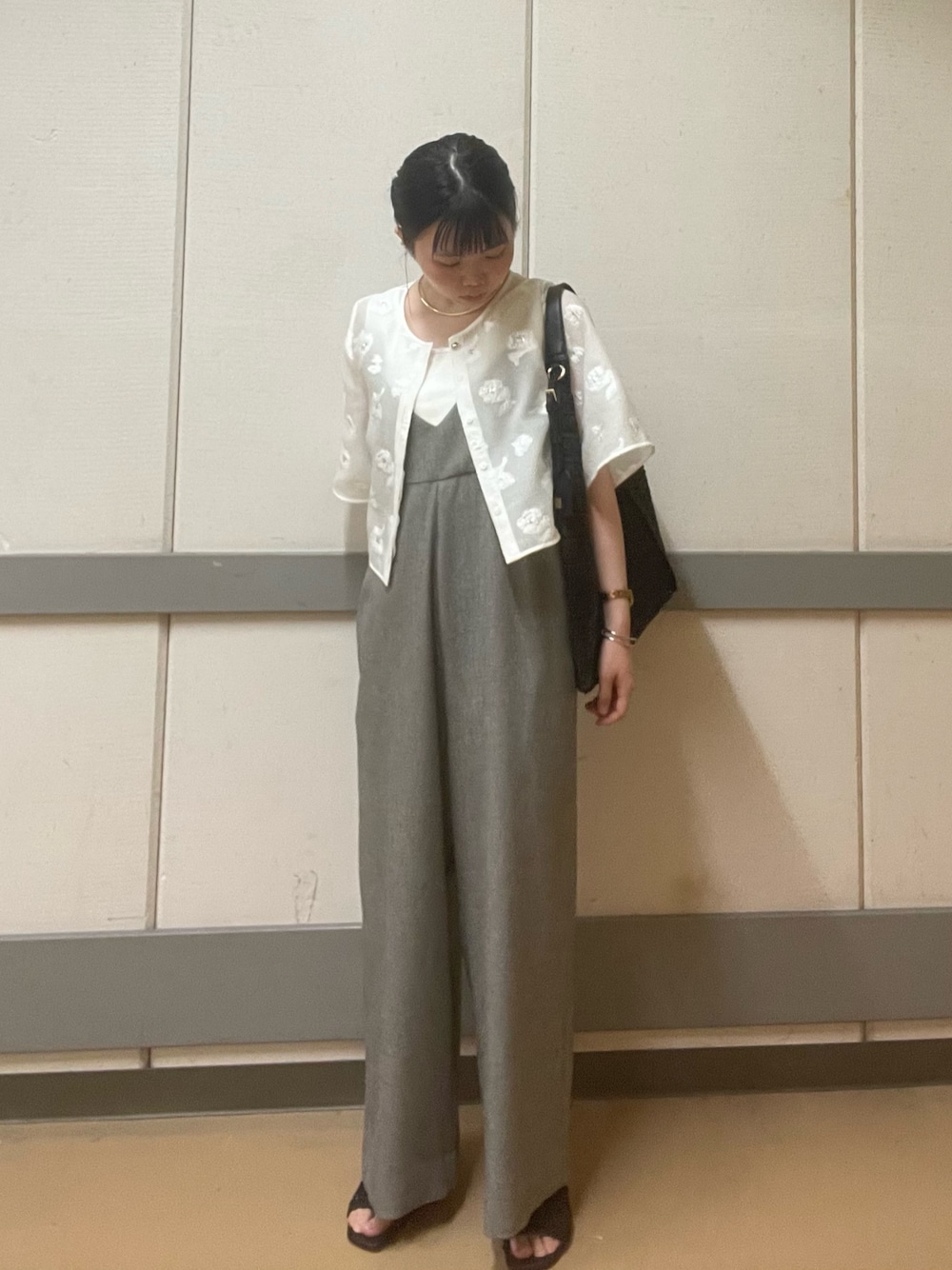 ホワイト系のシャツ/ブラウス、グレー系のつなぎ/オールインワン、ホワイト系のタンクトップを着用したレディースの春コーディネートの1枚目の写真