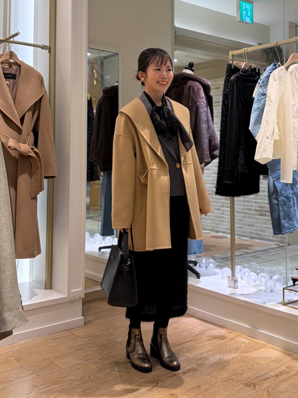 ブラック系のシャツ/ブラウス、グレー系のテーラードジャケット、イエロー系のその他アウターを着用したレディースの秋コーディネートの1枚目の写真