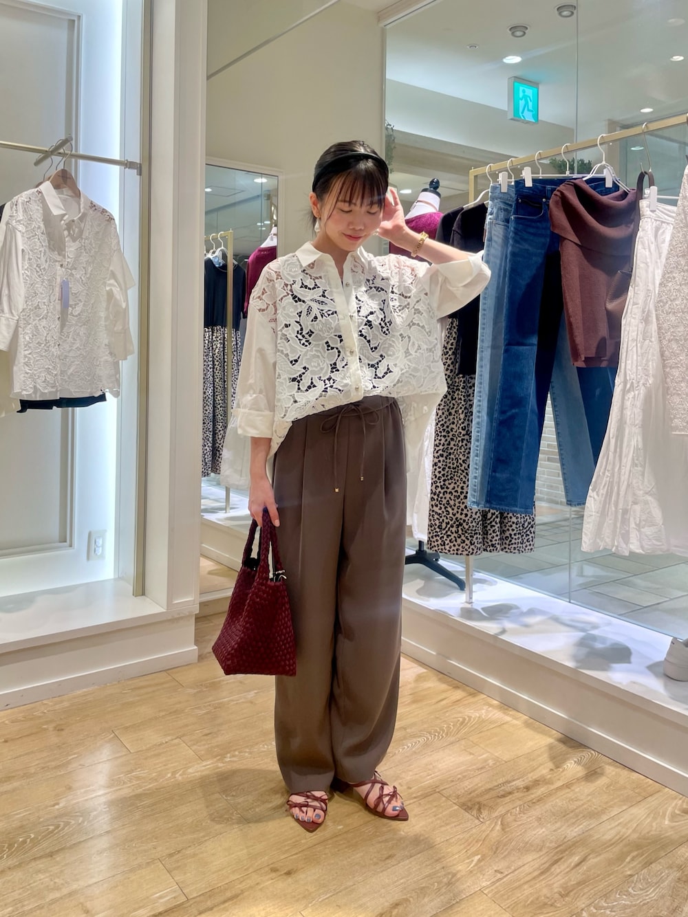 ホワイト系のシャツ/ブラウス、ブラウン系のキャミソール、ブラウン系のその他パンツを着用したレディースの秋コーディネートの1枚目の写真