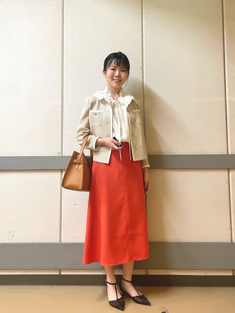 ホワイト系のシャツ/ブラウス、ベージュ系のノーカラージャケット、イエロー系のショルダーバッグを着用したレディースの夏コーディネートの1枚目の写真