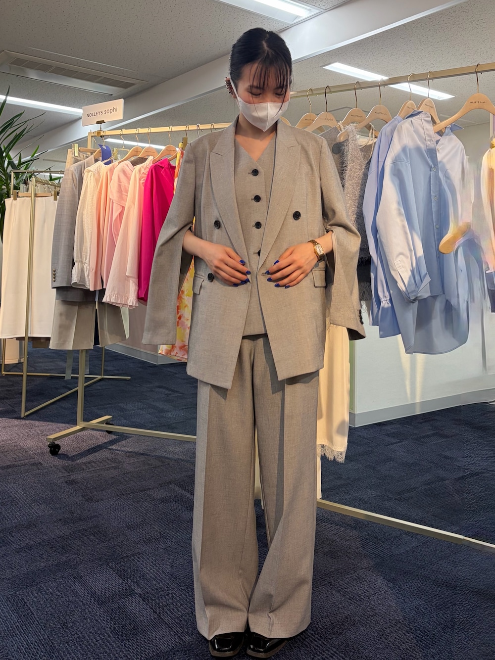 ベージュ系のテーラードジャケット、ベージュ系のベスト、ベージュ系のその他パンツを着用したレディースの冬コーディネートの1枚目の写真