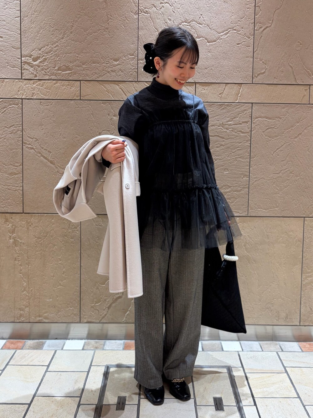 グレー系のニット/セーター、ブラック系のキャミソール、グレー系のその他パンツを着用したレディースの冬コーディネートの1枚目の写真
