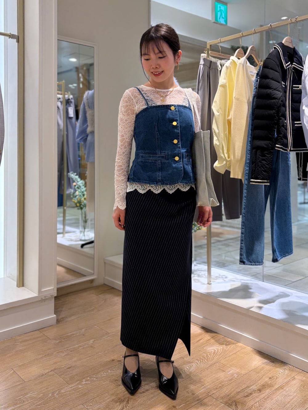 ブルー系のキャミソール、ブルー系のスカート、グレー系のトートバッグを着用したレディースの冬コーディネートの1枚目の写真